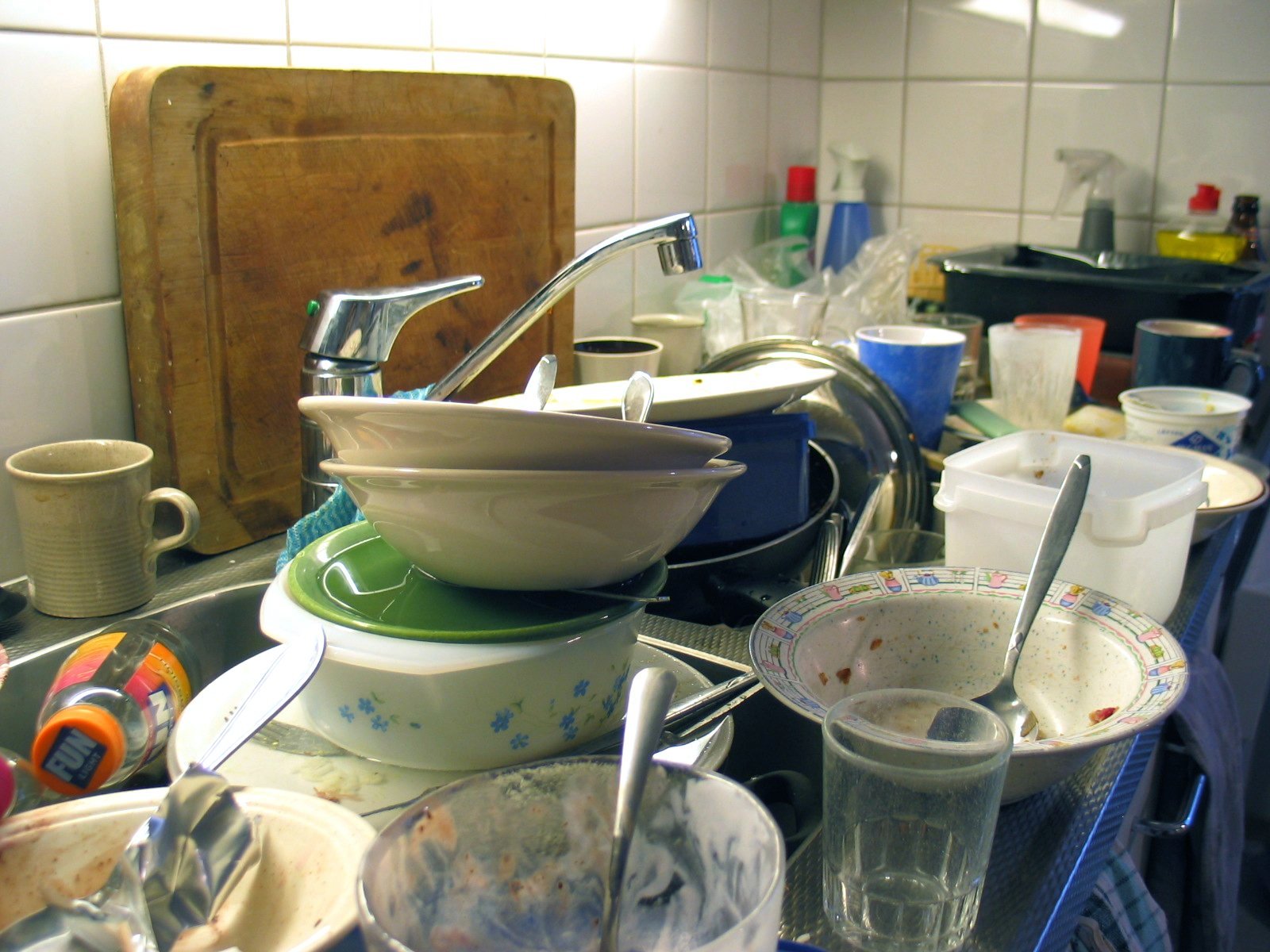 A sink full of dirty dishes
